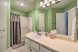 シーダーパークにあるCozy Austin Area Home with Yard, 20 Mi to Dtwn!の洗面台と鏡のあるバスルーム +25枚の写真