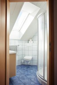 La salle de bains est pourvue de toilettes et d'une lucarne. dans l'établissement Weingut Jakob`s Ruhezeit, à Mautern