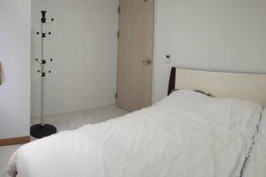 a bedroom with a white bed with a white blanket at Gyeongju Sugi's Guesthouse in Gyeongju