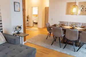 Posezení v ubytování Ferienwohnung "Zugspitze" - 95qm Maisonette in Mering Zentrum