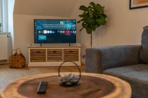 TV a/nebo společenská místnost v ubytování Ferienwohnung "Zugspitze" - 95qm Maisonette in Mering Zentrum