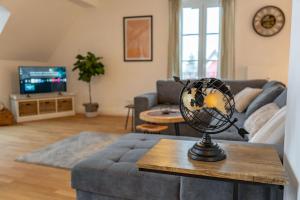 TV a/nebo společenská místnost v ubytování Ferienwohnung "Zugspitze" - 95qm Maisonette in Mering Zentrum