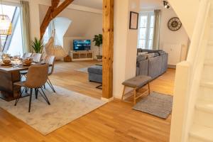 TV a/nebo společenská místnost v ubytování Ferienwohnung "Zugspitze" - 95qm Maisonette in Mering Zentrum