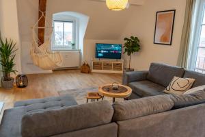 TV a/nebo společenská místnost v ubytování Ferienwohnung "Zugspitze" - 95qm Maisonette in Mering Zentrum