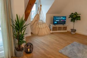 TV a/nebo společenská místnost v ubytování Ferienwohnung "Zugspitze" - 95qm Maisonette in Mering Zentrum