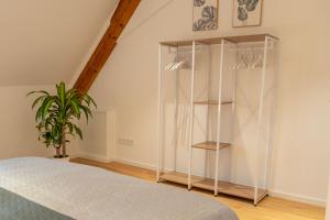Postel nebo postele na pokoji v ubytování Ferienwohnung "Zugspitze" - 95qm Maisonette in Mering Zentrum