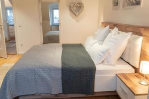 Postel nebo postele na pokoji v ubytování Ferienwohnung "Zugspitze" - 95qm Maisonette in Mering Zentrum