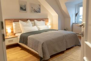 Postel nebo postele na pokoji v ubytování Ferienwohnung "Zugspitze" - 95qm Maisonette in Mering Zentrum
