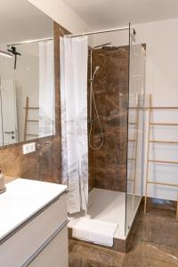 Koupelna v ubytování Ferienwohnung "Zugspitze" - 95qm Maisonette in Mering Zentrum