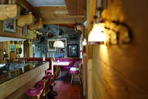 Un restaurante o sitio para comer en Hotel Cime Bianche