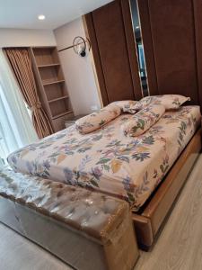 łóżko z poduszkami w sypialni w obiekcie Apartemen Grand Jati Junction Medan 3 Kamar w mieście Medan