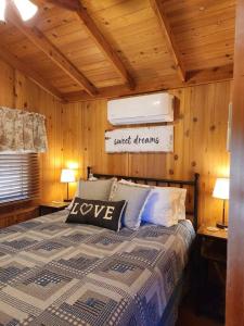 Un pat sau paturi într-o cameră la The Couple's Cabin in Wynola