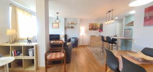 a living room and kitchen with a table and chairs at Slalom BE, Sierra Nevada in Sierra Nevada