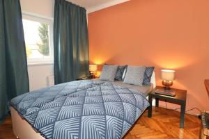 sypialnia z dużym łóżkiem i oknem w obiekcie Studio City w Lublanie