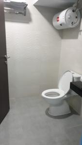W pokoju znajduje się łazienka z białą toaletą. w obiekcie Apartemen Grand Jati Junction Medan 3 Kamar w mieście Medan