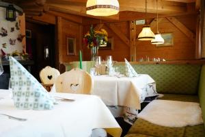 una sala da pranzo con due tavoli, sedie e luci di Hotel Cime Bianche a Breuil-Cervinia