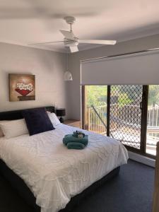 A bed or beds in a room at Between the Beach Flags, Luxury Family Hideaway - Recent Reno
