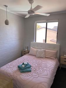 Between the Beach Flags Private Luxury Family Fun Hideaway客房内的一张或多张床位