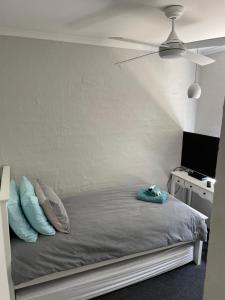 Between the Beach Flags Private Luxury Family Fun Hideaway客房内的一张或多张床位