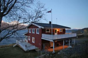 Afbeelding uit fotogalerij van Innsletta holiday home in Harstad