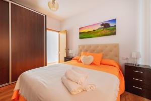 sypialnia z łóżkiem z dwoma ręcznikami w obiekcie Casa marroquina w mieście Las Indias