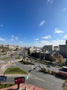 Blick auf eine Stadtstraße mit Autos auf der Straße in der Unterkunft The Pearl - In the heart of Skopje in Skopje