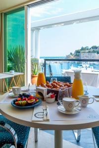 - une table avec un plateau de nourriture sur le balcon dans l'établissement Port Palace, à Monte-Carlo