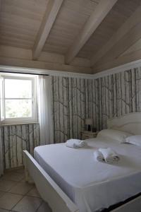um quarto com uma cama branca e uma janela em Tenuta Santo Stefano Azienda Agrituristica em Santo Stefano del Sole