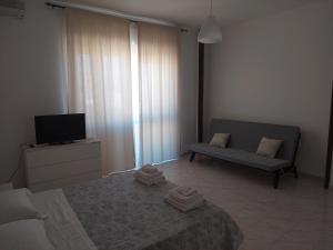sala de estar con sofá y TV en Domus Dejanas - Appartamento 180 mq a Quartu, en Quartu SantʼElena