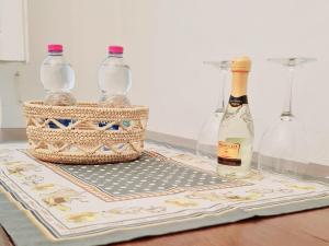 trzy butelki wina i kosz na stole w obiekcie Florence Signoria Apartment we Florencji