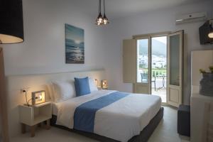1 dormitorio con 1 cama grande y balcón en Muses, en Egíali