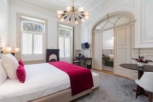 una camera da letto con un letto grande e un lampadario di Marquês Garden House by Olivia a Porto Altre 107 foto