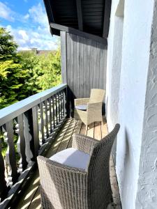 2 Stühle und ein Tisch auf dem Balkon in der Unterkunft Gästehaus Tönisvorst in Tönisvorst