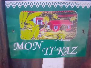 Znak ze zdjęciem domu w obiekcie Peti kaz w mieście Saint-Seurin-sur-lʼIsle +1 zdjęcie