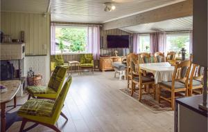 jadalnia ze stołem i krzesłami w obiekcie 4 Bedroom Nice Home In Vikersund w mieście Vikersund