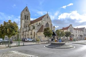 een oude kerk aan de straatkant bij La Bodeguita : Roissy CDG, Parc Astérix, Parc Des Expositions in Marly-la-Ville
