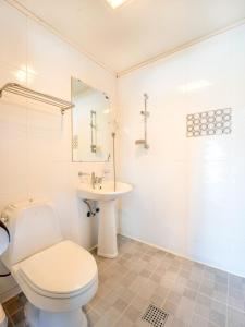 江陵市的住宿－葉松療養營地旅館，一间带卫生间和水槽的浴室
