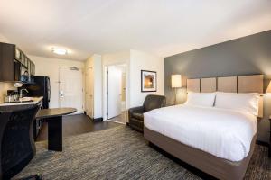 Habitación de hotel con cama grande y escritorio. en Sonesta Simply Suites Las Vegas Convention Center, en Las Vegas