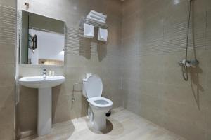 La salle de bains est pourvue de toilettes, d'un lavabo et d'une douche. dans l'établissement Karam City Hotel, à Dakhla