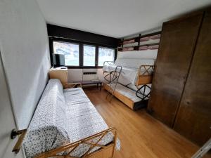 Habitación pequeña con 1 cama y 1 litera en La Thuile bilocale frazione Entrèves Condominio Ametista 30, en La Thuile