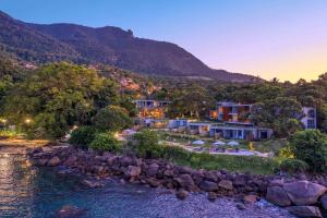 伊利亞貝拉的住宿－Wyndham Ilhabela Casa Di Sirena，水体旁的度假胜地的空中景观