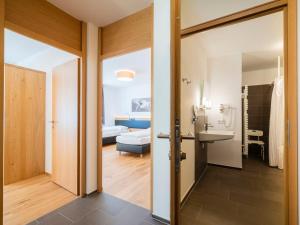 ein Bad mit WC und Waschbecken in einem Zimmer in der Unterkunft Landal Resort Maria Alm in Maria Alm am Steinernen Meer