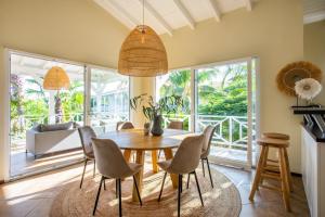 a dining room with a table and chairs at Tropicana Palm Penthouse Jan Thiel, Willemstad Curacao in Jan Thiel