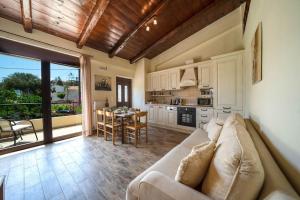 uma sala de estar com um sofá e uma cozinha em Arhontariki Luxury Apartment em Panormos - Rethymno