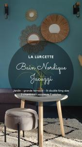een tafel en een stoel in een kamer met een muur bij Holiday home le Lurçon et la Lurcette in Libin