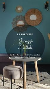 力賓的住宿－Holiday home le Lurçon et la Lurcette，墙上的桌子和椅子