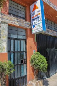 un bâtiment avec un panneau sur son côté dans l'établissement Andes Hostel, à Huaraz 37 autres photos
