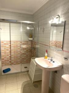 y baño con ducha y lavamanos. en APARTAMENTO AZUL, en Orzola
