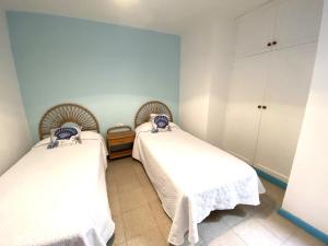 Łóżko lub łóżka w pokoju w obiekcie APARTAMENTO AZUL