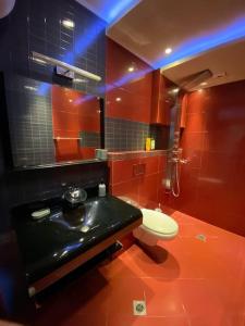 Koupelna v ubytování Modern 1BR Apartment with Garden View & Free street parking